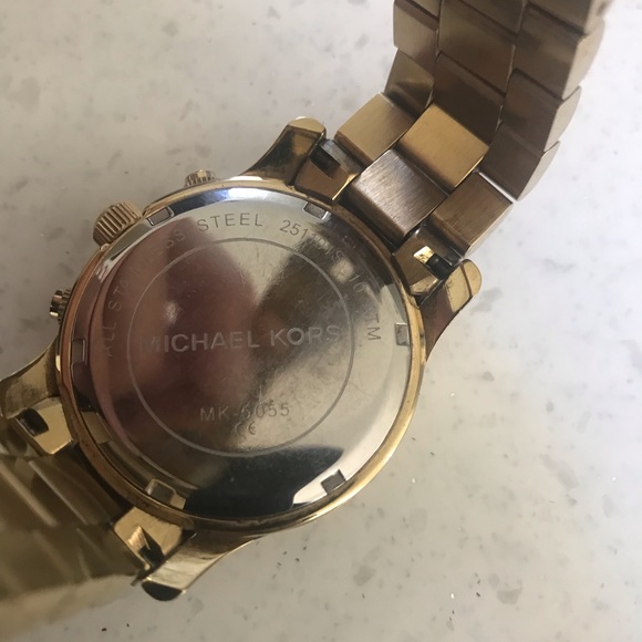 Michael Kors RUNWAY MK5055 Mid-Size Ladies Watch - Picture 4 of 5